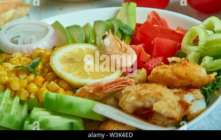 Angebrannter Fisch Taco Salat mit Mais Salsa, Koriander Limetten Dressing. Stockfoto