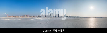 Wladiwostok Stadtbild, Tag. Winter. Blick auf die Stadt vom Meer von Japan. Stockfoto