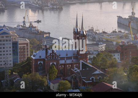 Wladiwostok, Russland - 16. SEPTEMBER 2016: Lutherische St. Paul's Kirche in Wladiwostok. Ansicht von oben. Stockfoto