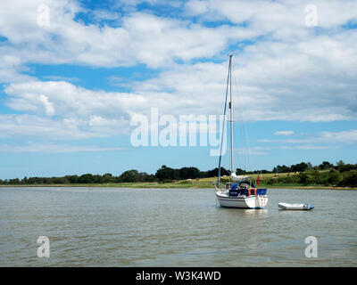 Yacht günstig im Fluss Alde in der Nähe von Snape Maltings Suffolk England Stockfoto