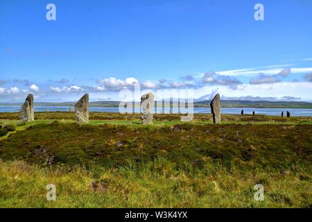 Ring von Brodgar und das Loch von Harray. Stockfoto