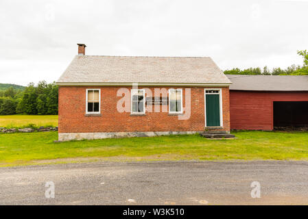 Osten Charlemont Bezirk brick Schulhaus, auch als "kleine Rote Schule bekannt,' im Charlemont, MA. Stockfoto