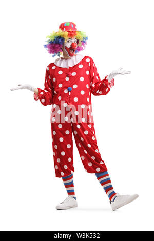 In voller Länge Porträt einer fröhlichen Clown stehend und auf weißem Hintergrund posiert Stockfoto