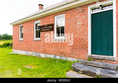 Osten Charlemont Bezirk brick Schulhaus, auch als "kleine Rote Schule bekannt,' im Charlemont, MA. Stockfoto