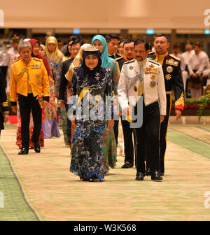 (190716) - Bandar Seri Begawan, Juli 16, 2019 (Xinhua) - Brunei von Sultan Haji Hassanal Bolkiah (R, vorne) nimmt an einem Bankett in der Feier seines 73. Geburtstags in Istana Nurul Iman, der königliche Palast, in Bandar Seri Begawan, der Hauptstadt von Brunei, 15. Juli 2019. Rund 4.000 Menschen aus der Mitglieder der königlichen Familien, staatliche Würdenträger und der ausländischen diplomatischen Korps, sowie ausländische Gäste nahmen an einem Grand Staatsbankett in Verbindung mit der Sultan 73. Geburtstag Feier am Montag Abend an der königlichen Palast Istana Nurul Iman. Am 15. Juli 1946, der Sultan ist Stockfoto