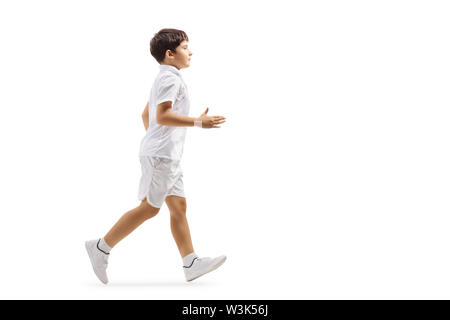 Volle Länge Profil Schoß eines Jungen in weißen Shorts und T-Shirt auf weißem Hintergrund läuft Stockfoto