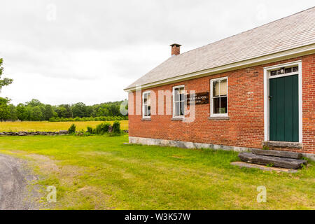 Osten Charlemont Bezirk brick Schulhaus, auch als "kleine Rote Schule bekannt,' im Charlemont, MA. Stockfoto