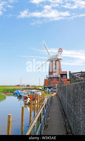 Blick auf den Hafen und die restaurierte Windmühle auf dem North Norfolk Küste bei cley-next-the-Sea, Norfolk, England, Vereinigtes Königreich, Europa. Stockfoto