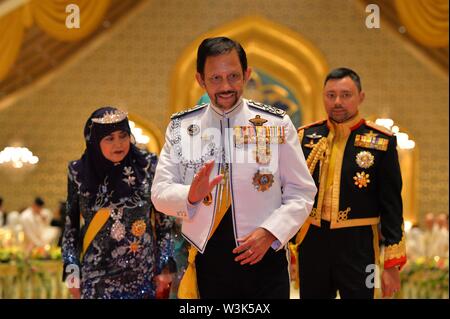 (190716) - Bandar Seri Begawan, Juli 16, 2019 (Xinhua) - Brunei von Sultan Haji Hassanal Bolkiah (C) nimmt an einem Bankett in der Feier seines 73. Geburtstags in Istana Nurul Iman, der königliche Palast, in Bandar Seri Begawan, der Hauptstadt von Brunei, 15. Juli 2019. Rund 4.000 Menschen aus der Mitglieder der königlichen Familien, staatliche Würdenträger und der ausländischen diplomatischen Korps, sowie ausländische Gäste nahmen an einem Grand Staatsbankett in Verbindung mit der Sultan 73. Geburtstag Feier am Montag Abend an der königlichen Palast Istana Nurul Iman. Am 15. Juli 1946, der Sultan ist der wor Stockfoto