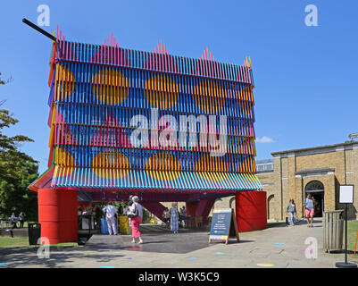 Die Farbe Palast, der 2019 Dulwich Picture Gallery Pavillion von Pricegore Architekten mit yinka Ilori. Design zeigt den afrikanischen und europäischen Einflüssen. Stockfoto