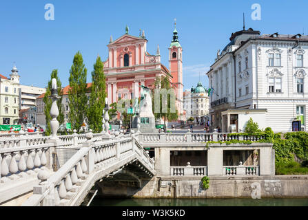 Die Rosa Franziskanerkirche in Preseren Platz und die drei Brücken über den Fluss Ljubljanica ljubljana Slowenien EU Europa Stockfoto