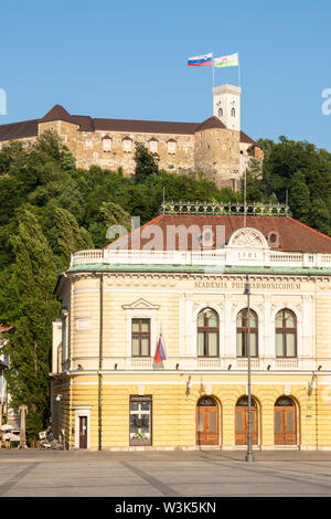 Die Burg von Ljubljana mit slowenischer Flagge hinter der Slowenischen Philharmonie Gebäude Congress square Ljubljana Slowenien EU Europa fliegen Stockfoto