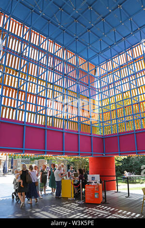 Innenansicht der Farbe Palast, der 2019 Dulwich Picture Gallery Pavillion von Pricegore Architekten mit yinka Ilori. Stockfoto