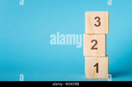 Holz- alphabet Anzahl Blöcke 123 auf blauem Hintergrund Stockfoto
