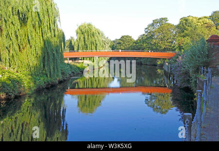 Ein Blick auf die Jarrold Brücke für Fußgänger über den Fluss Wensum in der Stadt Norwich, Norfolk, England, Vereinigtes Königreich, Europa. Stockfoto