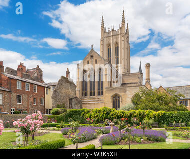 St Edmundsbury Kathedrale aus dem Klostergarten, Bury St Edmunds, Suffolk, England, UK Stockfoto