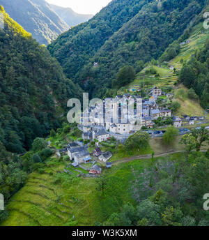 Blick auf die stadt Corippo, die kleinste Stadt der Schweiz. Corippo, Valle Verzasca, Tessin, Schweiz. Stockfoto