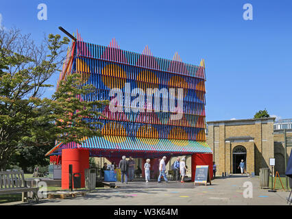 Die Farbe Palast, der 2019 Dulwich Picture Gallery Pavillion von Pricegore Architekten mit yinka Ilori. Design zeigt den afrikanischen und europäischen Einflüssen. Stockfoto