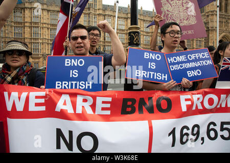 Chinesischen Protest in Solidarität mit den Demonstrationen in Hongkong am 20. Jahrestag der Hong Kong Übergabe am 1. Juli 2019 in London, England, Vereinigtes Königreich. Die demonstranten Nachricht wurde zur Unterstützung der Studentenproteste in Hongkong und behauptete ihre Freiheiten als britische Staatsangehörige im Ausland, dass Sie britische nicht im Zuge der Ängste gegen ein vorgeschlagenes Gesetz, das Kritiker sagen verwendet werden könnten politische Dissidenten in Festland China auszuliefern. gegen ein vorgeschlagenes Gesetz, das Kritiker befürchten verwendet werden könnten politische Dissidenten in Festland China auszuliefern, chinesische Waren. Stockfoto