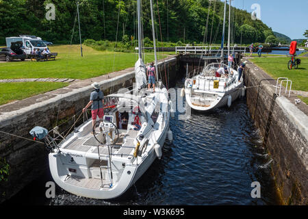 Zwei Yachten in Lock 10 wie Wasserstand abgesenkt - Dunardry auf Crinan Canal, Argyll und Bute, Schottland, Großbritannien Stockfoto