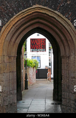 Der torbogen der Kirche des Hl. Johannes des Täufers Maddermarket zur maddermarket Theatre in Norwich, Norfolk, Großbritannien, Europa. Stockfoto