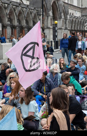 Aussterben Rebellion Unterbrechung über 5 britische Städte fordert Regierung auf, jetzt zu handeln außerhalb der Royal Courts of Justice, nachdem es letzte Woche wurde bekannt, dass mehr als 1.000 Aktivisten, die in den vorhergehenden Demonstrationen teilgenommen Verfolgung konfrontiert waren, am 15. Juli 2019 in London, England, Vereinigtes Königreich. Aussterben Rebellion ist ein Klimawandel Gruppe begann im Jahr 2018 und hat eine riesige Fangemeinde von Leuten zu friedlichen Protesten begangen. Diese Proteste sind die Hervorhebung, dass die Regierung nicht genug um die katastrophalen Klimawandel zu vermeiden und zu verlangen, dass sie die Regierung radikale actio nehmen Stockfoto
