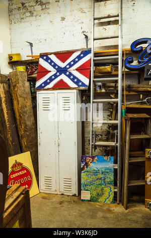 Vintage Store im Fluss Arts District, Asheville, North Carolina, USA. Stockfoto