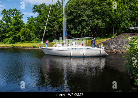 Yachtcharter Verriegelung 10 verlassen und Richtung Westen Richtung Crinan - Dunardry auf Crinan Canal, Argyll und Bute, Schottland, Großbritannien Stockfoto