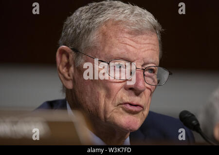 Washington, District of Columbia, USA. 16. Juli, 2019. United States Senator Jim Inhofe (Republikaner von Oklahoma) spricht während der Anhörung von Mark T. Esper zu Usa-Verteidigungsminister bei einem Senat Armed Services Committee Anhörung auf dem Capitol Hill in Washington, DC, USA am 16 Juli, 2019. Credit: Stefani Reynolds/CNP/ZUMA Draht/Alamy leben Nachrichten Stockfoto