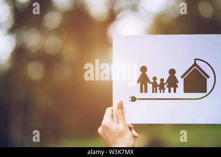 Speichern Welt Ökologie Konzept Umweltschutz mit Hände halten Schneiden Sie Papier der Erde lieben Ökologie Familie angezeigt Stockfoto