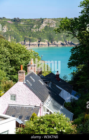 Die schöne zerklüftete Südküste von Guernsey - Cottages in der Gasse, die zu Moulin Huet Bay, Guernsey, Kanalinseln, Großbritannien Stockfoto