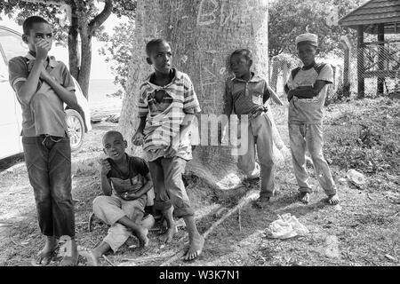 Verschiedene Menschen sind in Tansania und Sansibar, Afrika einschließlich Anbieter, Frauen, Männer, boys, Bettler, muslimischen, Masai und Touristen im Juni 2019 gesehen. Stockfoto