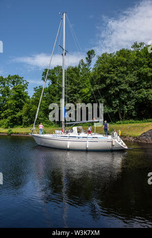 Yachtcharter Verriegelung 10 verlassen und Richtung Westen Richtung Crinan - Dunardry auf Crinan Canal, Argyll und Bute, Schottland, Großbritannien Stockfoto