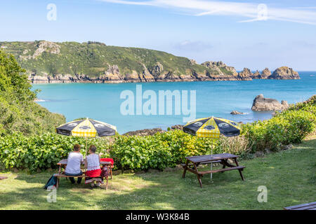 Die schöne zerklüftete Südküste von Guernsey - ein Blick auf die Moulin Huet Bay von der Tea Gardens, Guernsey, Kanalinseln, Großbritannien Stockfoto