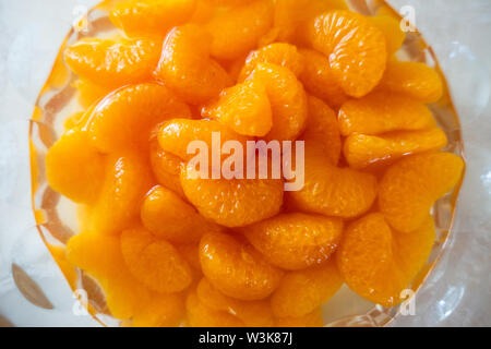 Blick nach unten im Mandarin orange Scheiben aus der Dose in einem Glas Schüssel serviert. Stockfoto