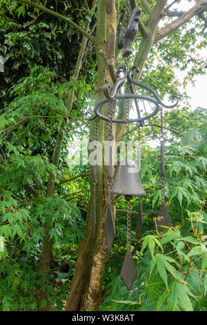 Ein Windspiel Garten ornament hängend von einem Baum in einem Garten Stockfoto