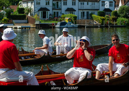 Tag Zwei der Swan Upping, Royal Borough of Windsor und Maidenhead, Berkshire, Großbritannien. 16. Juli, 2019. Ein Royal Swan Obere schreit "All-Up!' zu lassen die anderen Swan Oberteil weiß, eine Familie von Schwänen in Bray beschmutzt worden ist. Swan Upping ist die traditionelle britische jährliche Volkszählung von Schwänen und cygnets Auf der Themse von der Royal Swan zusammen Oberteil mit dem Swan Oberteil von der Winzer und Dyers' Livery unternehmen. Credit: Maureen McLean/Alamy leben Nachrichten Stockfoto