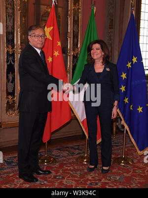 Rom, Italien. 16. Juli, 2019. Li Hongzhong (L), Mitglied des Politbüros der Kommunistischen Partei Chinas (CPC) und Sekretär der CPC Tianjin kommunalen Ausschuss, trifft sich mit Maria Elisabetta Alberti Casellati, Präsident des italienischen Senats, in Rom, Italien, 16. Juli 2019. Eine Delegation des CPC von Li leitete, schloss Ihre 4-tägige Reise nach Italien auf Einladung der italienischen Regierung am Dienstag. Credit: Alberto Lingria/Xinhua/Alamy leben Nachrichten Stockfoto