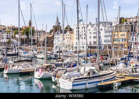 Günstig Yachten im Hafen vor der Stadt, Kirche, St Peter Port, Guernsey, Kanalinseln, Großbritannien Stockfoto