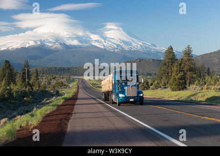 Straße in Richtung Mounts Shasta und Shastina in Kalifornien, United States Highway 97 in Nordkalifornien in Richtung Süden auf dem Weg zu einem Berg namens Shasta Stockfoto