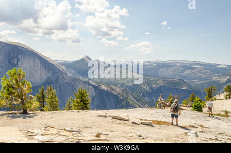 Wanderer auf dem Norden Dome Trail. Yosemite Nationalpark, Kalifornien, USA. Stockfoto