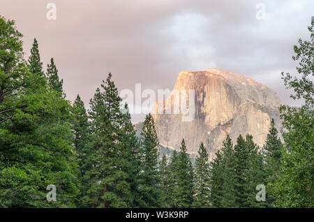 Half Dome gesehen vom Yosemite Valley. Nach Sonnenuntergang fotografiert. Yosemite Nationalpark, Kalifornien, USA. Stockfoto