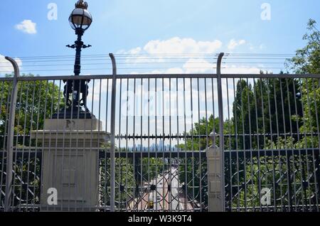 Neu errichteten Zäune am Torbogen Straße Brücke versucht, Selbstmorde N19 London berüchtigten Selbstmord hot spot zu verhindern Stockfoto