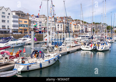 Günstig Yachten im Hafen von St. Peter Port, Guernsey, Kanalinseln, Großbritannien Stockfoto