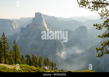 Half Dome gesehen von Washburn Point. Yosemite Nationalpark, Kalifornien, USA. Stockfoto