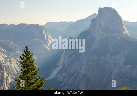 Half Dome gesehen vom Glacier Point. Yosemite Nationalpark, Kalifornien, USA. Stockfoto