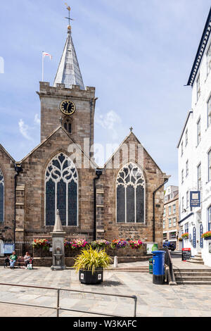 Eine blaue Post Box vor der Stadt Kirche gegenüber dem Hafen von St. Peter Port, Guernsey, Kanalinseln, Großbritannien Stockfoto