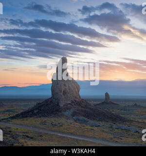 Trona Pinnacles sind fast 500 Tuffstein Türme in der kalifornischen Wüste National Conservation Area versteckt, Death Valley National Park, Kalifornien, USA Stockfoto