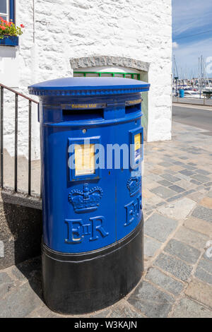 Eine blaue Doppel Post Box vor der Stadt Kirche gegenüber dem Hafen von St. Peter Port, Guernsey, Kanalinseln, Großbritannien Stockfoto