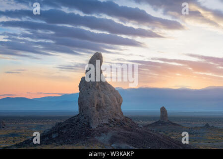 Trona Pinnacles sind fast 500 Tuffstein Türme in der kalifornischen Wüste National Conservation Area versteckt, Death Valley National Park, Kalifornien, USA Stockfoto